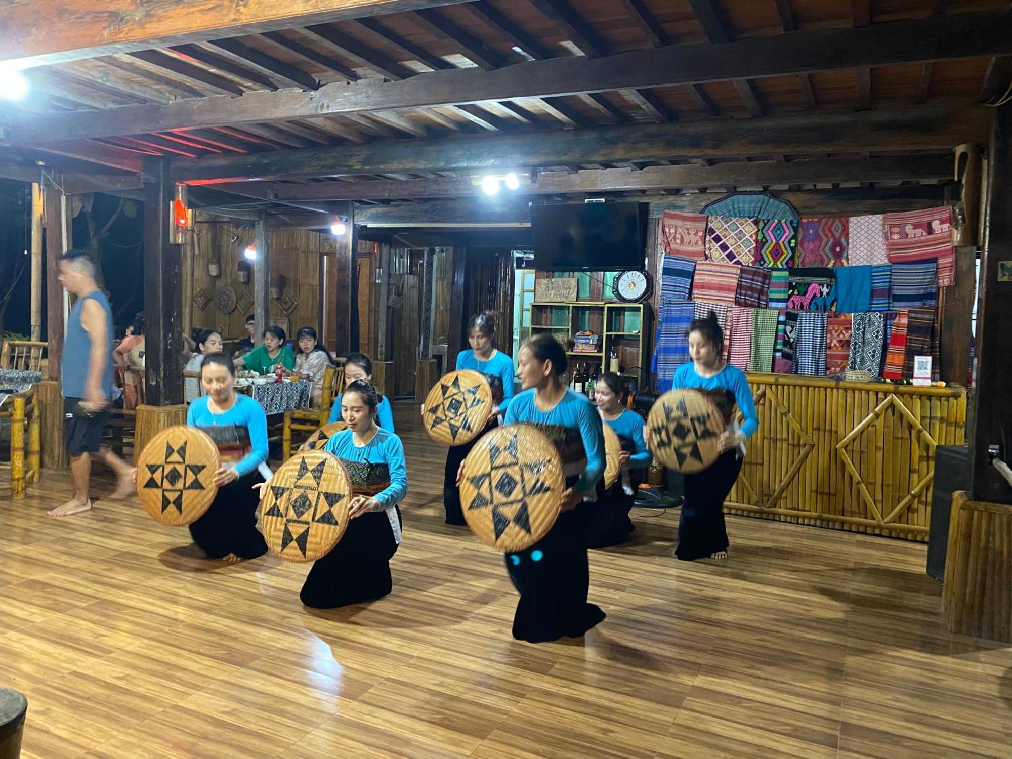 Truong Huy Homestay Mai Chau Exteriör bild